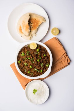 Hint Masala Kheema Pav veya khima veya kuru baharatlı kıyılmış et genellikle Hint düz ekmek ile servis yeşil bezelye ile süslenmiş kulcha/roti/chapati, aradı. Seçici odak