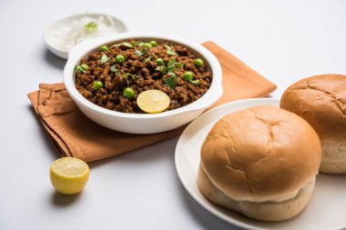 Hint Masala Kheema Pav veya khima veya kuru baharatlı kıyılmış et genellikle Hint düz ekmek ile servis yeşil bezelye ile süslenmiş kulcha/roti/chapati, aradı. Seçici odak