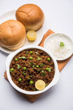 Hint Masala Kheema Pav veya khima veya kuru baharatlı kıyılmış et genellikle Hint düz ekmek ile servis yeşil bezelye ile süslenmiş kulcha/roti/chapati, aradı. Seçici odak