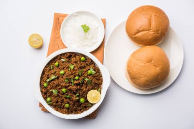 Hint Masala Kheema Pav veya khima veya kuru baharatlı kıyılmış et genellikle Hint düz ekmek ile servis yeşil bezelye ile süslenmiş kulcha/roti/chapati, aradı. Seçici odak