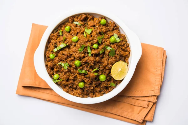 Hint Masala Kheema Pav veya khima veya kuru baharatlı kıyılmış et genellikle Hint düz ekmek ile servis yeşil bezelye ile süslenmiş kulcha/roti/chapati, aradı. Seçici odak — Stok fotoğraf
