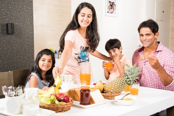 Egy vonzó boldog, mosolygós ázsiai indiai család, anya, apa, fia és lánya eszik egészséges élelmiszer & saláta egy étkezőasztal. Indiánok étkezés reggeli, ebéd vagy vacsora. Szelektív összpontosít — Stock Fotó