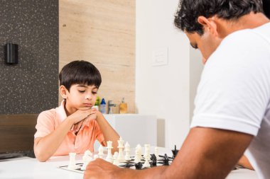 Hint baba ile oğlu, Asya baba ve oğul kapalı oyun oynarken satranç satranç masada otururken aradı. Seçici odak