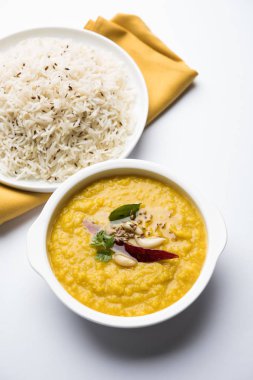 Hint popüler yemeği Dal fry ya da geleneksel Dal Tadka Curry jeera pilavı ile servis edilir.