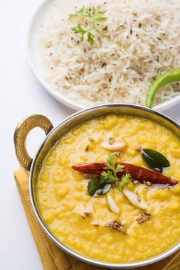 Hint popüler yemeği Dal fry ya da geleneksel Dal Tadka Curry jeera pilavı ile servis edilir.