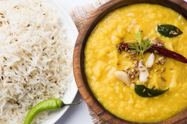 Hint popüler yemeği Dal fry ya da geleneksel Dal Tadka Curry jeera pilavı ile servis edilir.