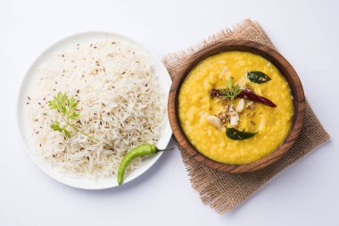 Hint popüler yemeği Dal fry ya da geleneksel Dal Tadka Curry jeera pilavı ile servis edilir.