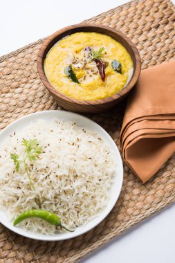 Hint popüler yemeği Dal fry ya da geleneksel Dal Tadka Curry jeera pilavı ile servis edilir.