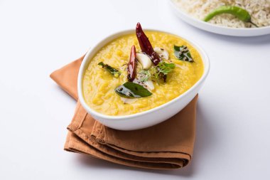 Hint popüler yemeği Dal fry ya da geleneksel Dal Tadka Curry jeera pilavı ile servis edilir.