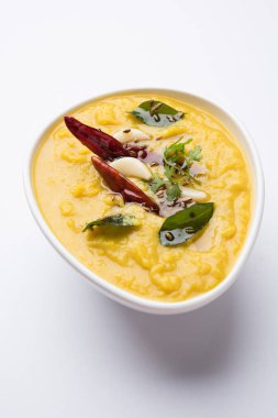 Hint popüler yemeği Dal fry ya da geleneksel Dal Tadka Curry jeera pilavı ile servis edilir.