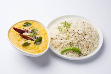 Hint popüler yemeği Dal fry ya da geleneksel Dal Tadka Curry jeera pilavı ile servis edilir.