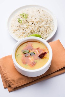 Hint popüler yemeği Dal fry ya da geleneksel Dal Tadka Curry jeera pilavı ile servis edilir.