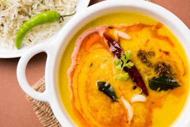 Hint popüler yemeği Dal fry ya da geleneksel Dal Tadka Curry jeera pilavı ile servis edilir.