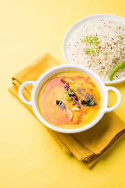 Hint popüler yemeği Dal fry ya da geleneksel Dal Tadka Curry jeera pilavı ile servis edilir.