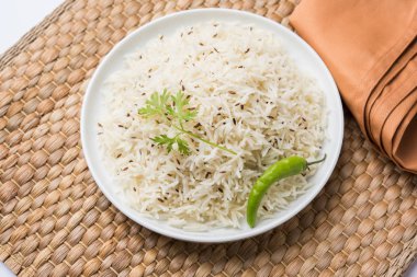 Jeera pilavı veya kimyon aromalı basmati pilavı.