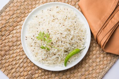 Jeera pilavı veya kimyon aromalı basmati pilavı.
