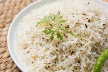 Jeera pilavı veya kimyon aromalı basmati pilavı.