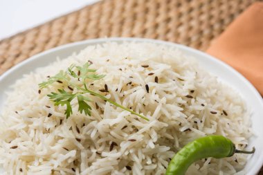 Jeera pilavı veya kimyon aromalı basmati pilavı.