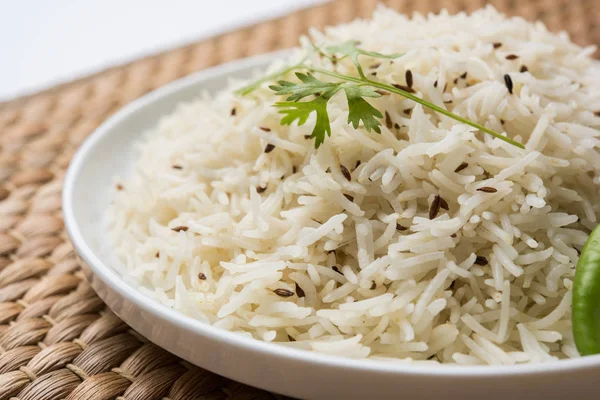 Jeera pilavı veya kimyon aromalı basmati pilavı.