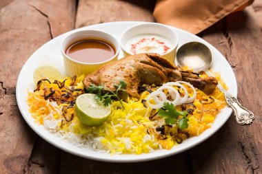 Hyderabadi Biryani ünlü Hyderabad mutfaklarından en tanınmış sigara vejetaryen mutfak sevindirdi var. Basmati pirinç, tavuk eti ve çeşitli diğer egzotik baharatlar kullanılarak yapılan geleneksel Hint yemeği.