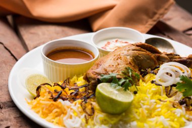 Hyderabadi Biryani ünlü Hyderabad mutfaklarından en tanınmış sigara vejetaryen mutfak sevindirdi var. Basmati pirinç, tavuk eti ve çeşitli diğer egzotik baharatlar kullanılarak yapılan geleneksel Hint yemeği.