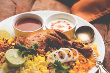 Hyderabadi Biryani ünlü Hyderabad mutfaklarından en tanınmış sigara vejetaryen mutfak sevindirdi var. Basmati pirinç, tavuk eti ve çeşitli diğer egzotik baharatlar kullanılarak yapılan geleneksel Hint yemeği.