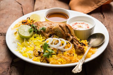 Hyderabadi Biryani ünlü Hyderabad mutfaklarından en tanınmış sigara vejetaryen mutfak sevindirdi var. Basmati pirinç, tavuk eti ve çeşitli diğer egzotik baharatlar kullanılarak yapılan geleneksel Hint yemeği.