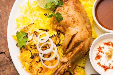 Hyderabadi Biryani ünlü Hyderabad mutfaklarından en tanınmış sigara vejetaryen mutfak sevindirdi var. Basmati pirinç, tavuk eti ve çeşitli diğer egzotik baharatlar kullanılarak yapılan geleneksel Hint yemeği.