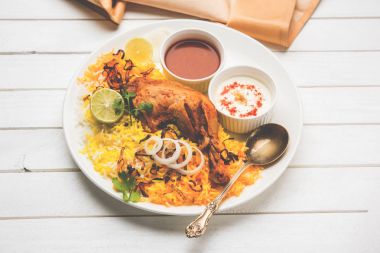 Hyderabadi Biryani ünlü Hyderabad mutfaklarından en tanınmış sigara vejetaryen mutfak sevindirdi var. Basmati pirinç, tavuk eti ve çeşitli diğer egzotik baharatlar kullanılarak yapılan geleneksel Hint yemeği.
