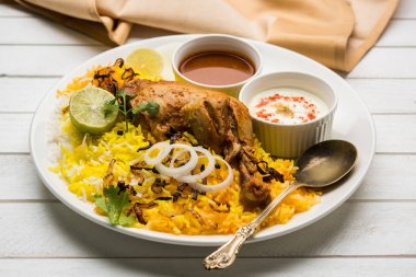 Hyderabadi Biryani ünlü Hyderabad mutfaklarından en tanınmış sigara vejetaryen mutfak sevindirdi var. Basmati pirinç, tavuk eti ve çeşitli diğer egzotik baharatlar kullanılarak yapılan geleneksel Hint yemeği.