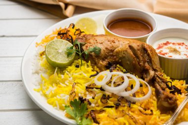 Hyderabadi Biryani ünlü Hyderabad mutfaklarından en tanınmış sigara vejetaryen mutfak sevindirdi var. Basmati pirinç, tavuk eti ve çeşitli diğer egzotik baharatlar kullanılarak yapılan geleneksel Hint yemeği.