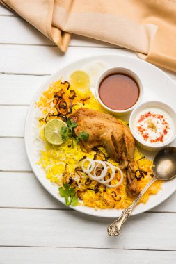Hyderabadi Biryani ünlü Hyderabad mutfaklarından en tanınmış sigara vejetaryen mutfak sevindirdi var. Basmati pirinç, tavuk eti ve çeşitli diğer egzotik baharatlar kullanılarak yapılan geleneksel Hint yemeği.