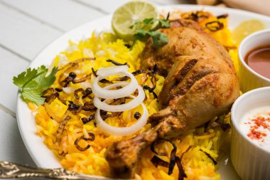 Hyderabadi Biryani ünlü Hyderabad mutfaklarından en tanınmış sigara vejetaryen mutfak sevindirdi var. Basmati pirinç, tavuk eti ve çeşitli diğer egzotik baharatlar kullanılarak yapılan geleneksel Hint yemeği.