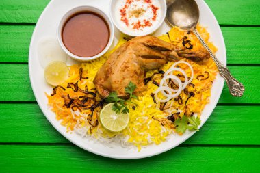 Hyderabadi Biryani ünlü Hyderabad mutfaklarından en tanınmış sigara vejetaryen mutfak sevindirdi var. Basmati pirinç, tavuk eti ve çeşitli diğer egzotik baharatlar kullanılarak yapılan geleneksel Hint yemeği.