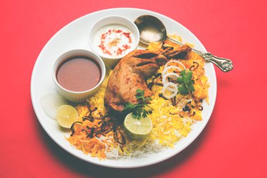 Hyderabadi Biryani ünlü Hyderabad mutfaklarından en tanınmış sigara vejetaryen mutfak sevindirdi var. Basmati pirinç, tavuk eti ve çeşitli diğer egzotik baharatlar kullanılarak yapılan geleneksel Hint yemeği.