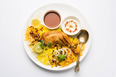 Hyderabadi Biryani ünlü Hyderabad mutfaklarından en tanınmış sigara vejetaryen mutfak sevindirdi var. Basmati pirinç, tavuk eti ve çeşitli diğer egzotik baharatlar kullanılarak yapılan geleneksel Hint yemeği.