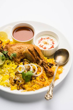 Hyderabadi Biryani ünlü Hyderabad mutfaklarından en tanınmış sigara vejetaryen mutfak sevindirdi var. Basmati pirinç, tavuk eti ve çeşitli diğer egzotik baharatlar kullanılarak yapılan geleneksel Hint yemeği.