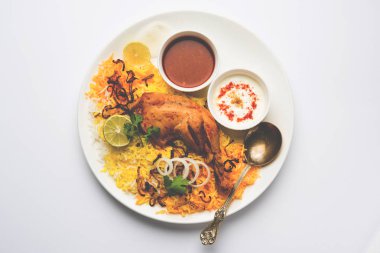 Hyderabadi Biryani ünlü Hyderabad mutfaklarından en tanınmış sigara vejetaryen mutfak sevindirdi var. Basmati pirinç, tavuk eti ve çeşitli diğer egzotik baharatlar kullanılarak yapılan geleneksel Hint yemeği.