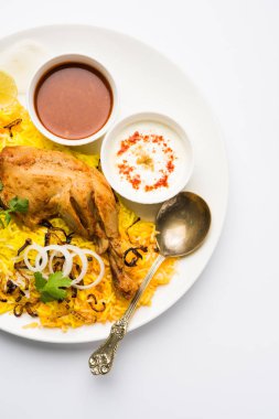 Hyderabadi Biryani ünlü Hyderabad mutfaklarından en tanınmış sigara vejetaryen mutfak sevindirdi var. Basmati pirinç, tavuk eti ve çeşitli diğer egzotik baharatlar kullanılarak yapılan geleneksel Hint yemeği.
