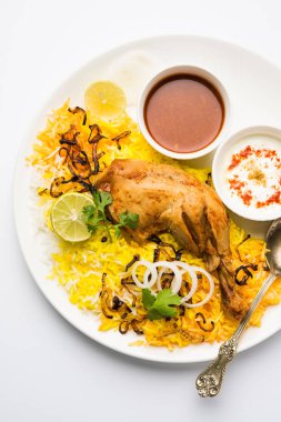 Hyderabadi Biryani ünlü Hyderabad mutfaklarından en tanınmış sigara vejetaryen mutfak sevindirdi var. Basmati pirinç, tavuk eti ve çeşitli diğer egzotik baharatlar kullanılarak yapılan geleneksel Hint yemeği.