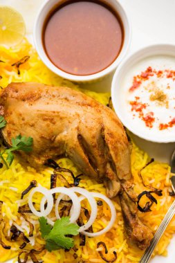 Hyderabadi Biryani ünlü Hyderabad mutfaklarından en tanınmış sigara vejetaryen mutfak sevindirdi var. Basmati pirinç, tavuk eti ve çeşitli diğer egzotik baharatlar kullanılarak yapılan geleneksel Hint yemeği.