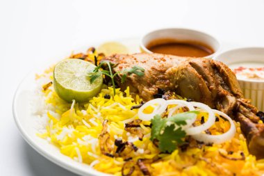 Hyderabadi Biryani ünlü Hyderabad mutfaklarından en tanınmış sigara vejetaryen mutfak sevindirdi var. Basmati pirinç, tavuk eti ve çeşitli diğer egzotik baharatlar kullanılarak yapılan geleneksel Hint yemeği.