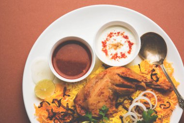 Hyderabadi Biryani ünlü Hyderabad mutfaklarından en tanınmış sigara vejetaryen mutfak sevindirdi var. Basmati pirinç, tavuk eti ve çeşitli diğer egzotik baharatlar kullanılarak yapılan geleneksel Hint yemeği.