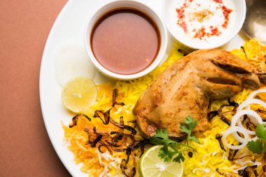 Hyderabadi Biryani ünlü Hyderabad mutfaklarından en tanınmış sigara vejetaryen mutfak sevindirdi var. Basmati pirinç, tavuk eti ve çeşitli diğer egzotik baharatlar kullanılarak yapılan geleneksel Hint yemeği.