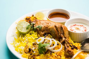 Hyderabadi Biryani ünlü Hyderabad mutfaklarından en tanınmış sigara vejetaryen mutfak sevindirdi var. Basmati pirinç, tavuk eti ve çeşitli diğer egzotik baharatlar kullanılarak yapılan geleneksel Hint yemeği.