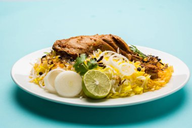 Hyderabadi Biryani ünlü Hyderabad mutfaklarından en tanınmış sigara vejetaryen mutfak sevindirdi var. Basmati pirinç, tavuk eti ve çeşitli diğer egzotik baharatlar kullanılarak yapılan geleneksel Hint yemeği.