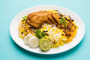 Hyderabadi Biryani ünlü Hyderabad mutfaklarından en tanınmış sigara vejetaryen mutfak sevindirdi var. Basmati pirinç, tavuk eti ve çeşitli diğer egzotik baharatlar kullanılarak yapılan geleneksel Hint yemeği.