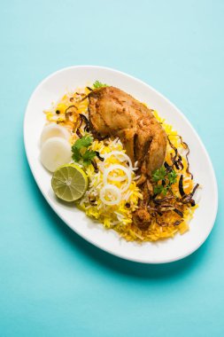 Hyderabadi Biryani ünlü Hyderabad mutfaklarından en tanınmış sigara vejetaryen mutfak sevindirdi var. Basmati pirinç, tavuk eti ve çeşitli diğer egzotik baharatlar kullanılarak yapılan geleneksel Hint yemeği.