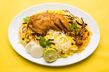 Hyderabadi Biryani ünlü Hyderabad mutfaklarından en tanınmış sigara vejetaryen mutfak sevindirdi var. Basmati pirinç, tavuk eti ve çeşitli diğer egzotik baharatlar kullanılarak yapılan geleneksel Hint yemeği.