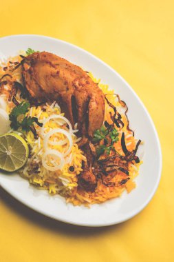 Hyderabadi Biryani ünlü Hyderabad mutfaklarından en tanınmış sigara vejetaryen mutfak sevindirdi var. Basmati pirinç, tavuk eti ve çeşitli diğer egzotik baharatlar kullanılarak yapılan geleneksel Hint yemeği.